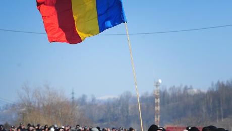 román zászló, tömeg, emberek