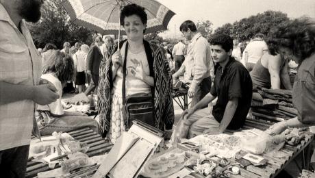 A borítóképen 1990. Budapest, XI. kerület, Etele tér, KGST-piac./Adományozó: Erdei Katalin/Fortepan 76176.