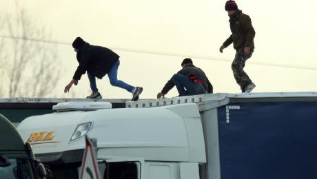 Illegális migránsok támadtak meg egy magyar kamionost