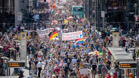 Tüntettek Berlinben a koronavírus előírások ellen