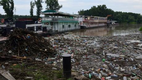 Idén eddig 1,4 hektárnyi hulladék sodródott be az országba a Tiszán