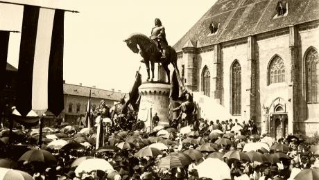 Mátyás király-szobor avatása kolozsvár főterén