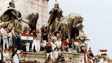 Budapest XIV. Hősök tere, az erdélyi falurombolás elleni tüntetés 1988. június 27-én. / Adományozó: Várhelyi Iván / Fortepan 74141