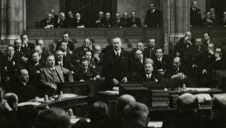 A borítóképen Darányi Kálmán felszólal a parlamentben 1938. áprilisában.
