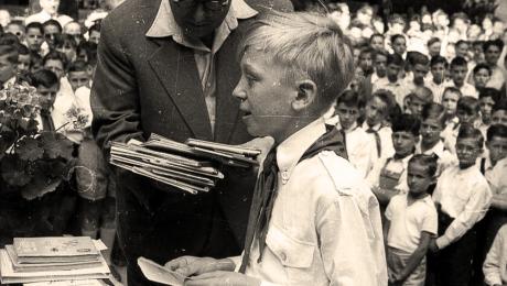 Kép: 1960. Bizonyítványosztás / Fotó adományozó: FSZEK Budapest Gyűjtemény / Sándor György / Szerző : Sándor György / Fortepan 118992
