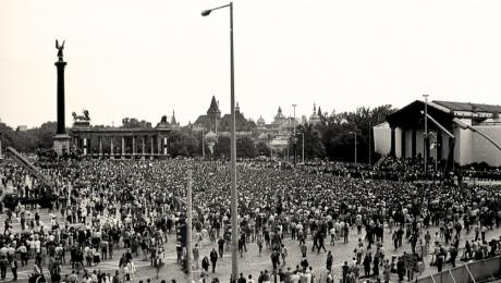 A borítóképen Budapest XIV. Hősök tere 1989. június 16-án, az 56-os hősök újratemetésekor./Adományozó: tm/Fortepan 77277