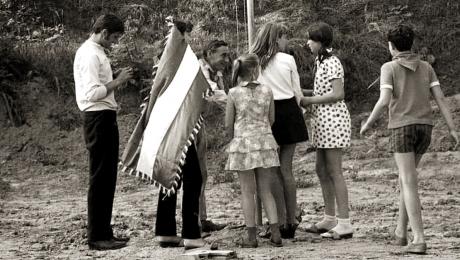 A borítóképen&nbsp;1973. Zászló fel- avagy levonás egy úttörőtáborban / Adományozó: Urbán Tamás / Fortepan 88153.